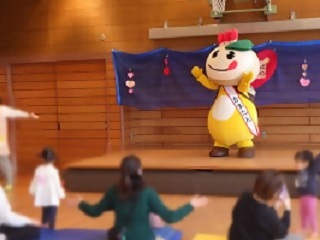 子ども達と体操するかまたんの写真