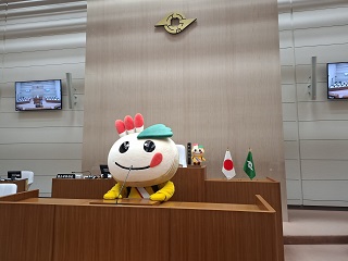 議場で発言しようとするかまたんの写真