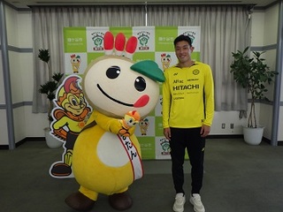 柏レイソル田中隼人選手と、レイくんぬいぐるみを持つかまたんの写真
