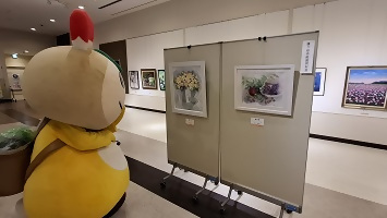 絵画の展示コーナーを見るかまたんの写真