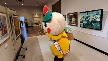 絵画の展示コーナーを見るかまたんの写真