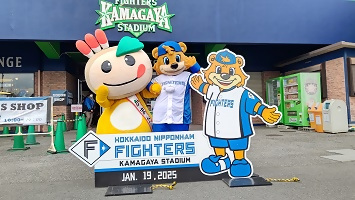 鎌スタ前で仲良く並んだカビーとかまたんの写真