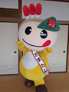 頭に鬼のお面をつけたかまたんの写真