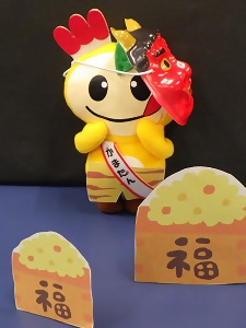 鬼のお面をつけたかまたんぬいぐるみの写真