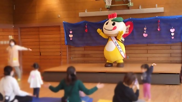 体操で盛り上がる親子連れのみなさんとかまたんの写真