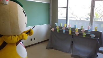 射的ゲームに挑戦し銃をかまえるかまたんの写真