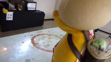 クイズに挑戦し正解で喜ぶかまたんの写真