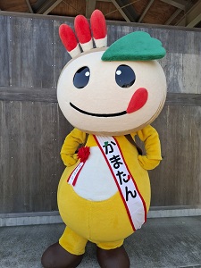 胸にバッジをつけたかまたんの写真