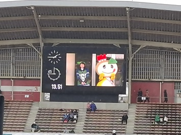 スタジアムのモニターに映し出される市長とかまたんの写真