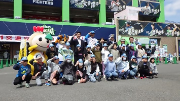 稲葉監督と警察おしごと体験の子ども達等関係者のみなさんの写真