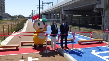 テープカットに参加するかまたんの写真