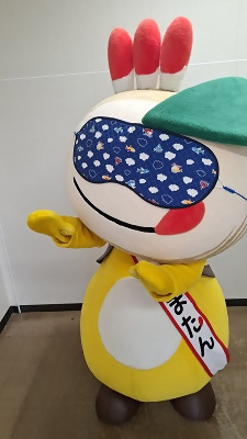 アイマスクで目隠しをされ不安そうなかまたんの写真