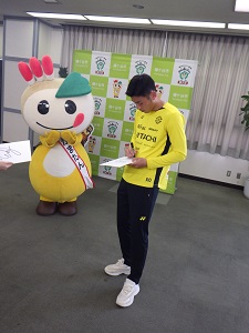 サインを書く田中隼人選手の写真