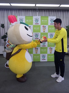 レイソルのレイくんぬいぐるみをかまたんにプレゼントしてくれる田中隼人選手の写真