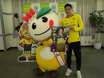 一緒にサイン入りパネルを持つ田中隼人選手とかまたんの写真