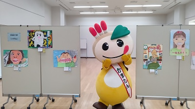 入賞作品のポスターとかまたんの写真