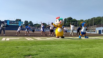 会場のみんなとラジオ体操に参加するかまたんの写真