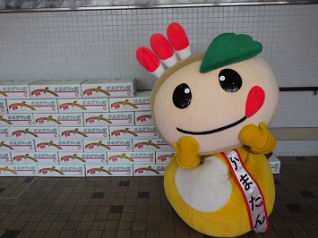 たくさん積み上げられたかまがやの梨箱とかまたんの写真