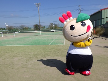 体操服を着てラケットを持つかまたんの写真