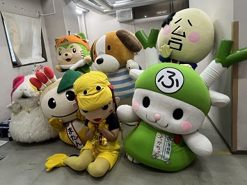 ステージイベント前、緊張気味のキャラクター達の写真