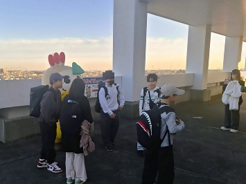 北海道の小学生たちとかまたんの写真