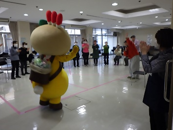 参加者のみなさんとダンスに参加するかまたんの写真