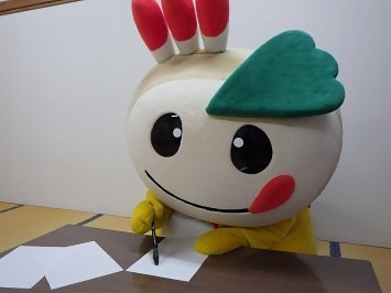 書き初めをするかまたんの写真