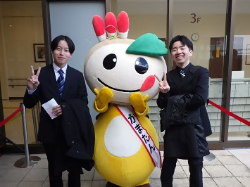 参加者達とかまたんの写真