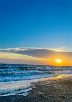 夕日と海辺の写真
