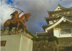 城と馬に乗る武士の銅像の写真