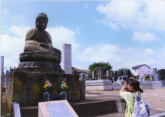 鎌ヶ谷大仏を撮影する子どもの写真