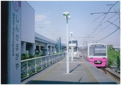 駅のホームと電車の写真