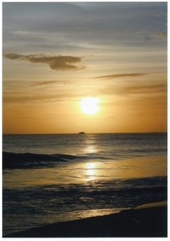 原岡海岸から見た夕焼けの写真