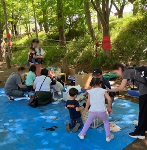 自分たちで幼虫を探す様子(写真)