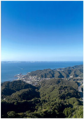 富津市の鋸山から撮影。今にも空に届きそうな写真です。