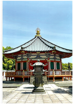 成田山新勝寺で撮影された聖徳太子堂と青空のコントラストが美しい写真です。