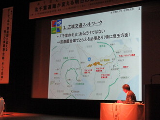 写真4　スライドを説明する石田氏