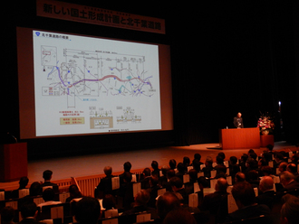 写真1　国土交通省　関東地方整備局　首都国道事務所　田中所長の挨拶