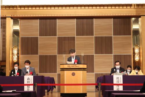 決議案を読み上げる清水　聖士　鎌ケ谷市長