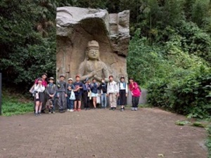 佐倉市にある大日如来像の前での集合写真