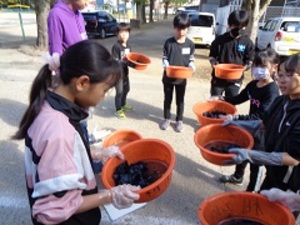 令和7年度元気っ子ゼミナールクラフトで染め物を行っている様子(写真)