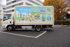 交通安全ラッピングトラックの左側面を映した写真