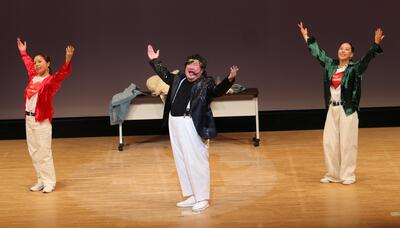 キレキレの踊りを披露する芋洗坂係長とダンサーたちの写真