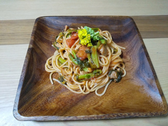 菜の花とベーコンのトマトソースパスタ