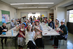 料理教室に参加したみなさんとオルガさんの集合写真