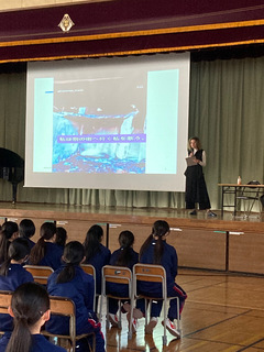 講演するオルガさんの写真