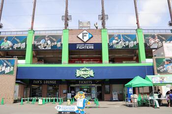ファイターズ鎌ケ谷スタジアム（写真）