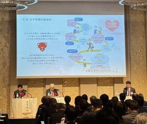 トークセッションを行う熊谷県知事と和田代表理事専務(写真)