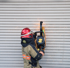 シャッター切断訓練（写真）