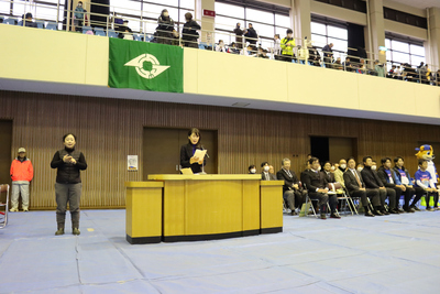 開会式で挨拶をする芝田市長（写真）